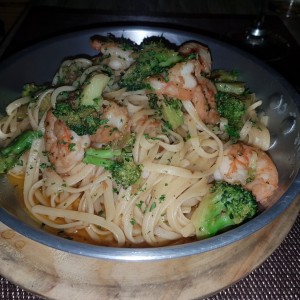 Fetuccini con camarones y brocoli. 