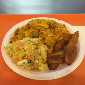 Arroz con pollo, ensalada de papas y tajadas