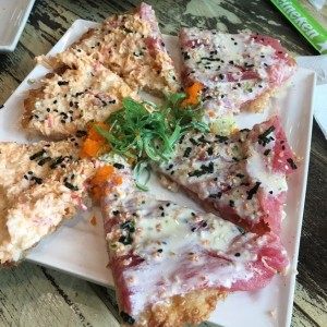 Sushi pizza cangrejo y tuna