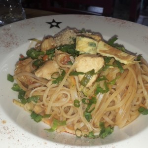 pad thai de pollo