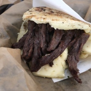 arepa yeye con carne de primera y queso blanco 