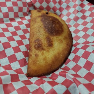 empanada de carne desmechada