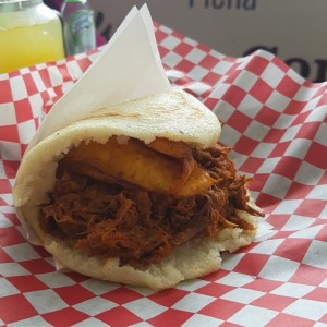 arepa de carne mechada