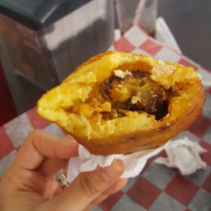 empanada de pollo platano y queso amarillo