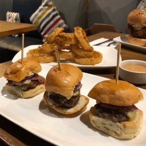 Sliders y aros de cebolla