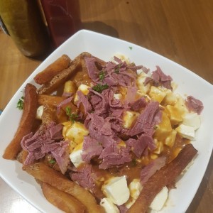 Pastrami Poutine! en vez de Smoked Meat Poutine