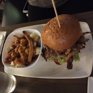 Montreal Spice con papas poutine 