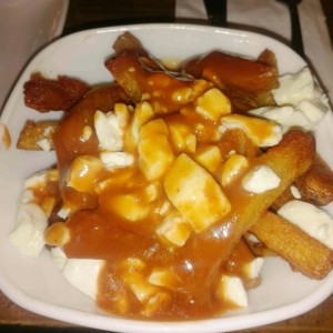 papas a la poutinecon salsa de res