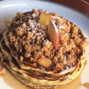 pancakes con crumbles de manzana