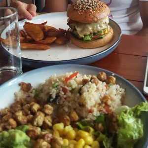 Chombo - hamburguesa; garbanzos asados quinoa y aguacate 