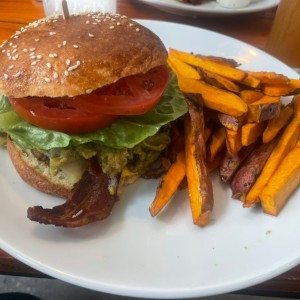 LA CHOMBO HAMBURGUESA (Carne de res, salsa chombo mayo, queso gouda y guacamole hass)