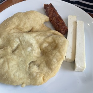 Hojaldra y queso blanco