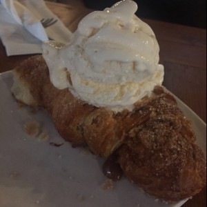 croissant-churro relleno de caramelo con helado de vainilla