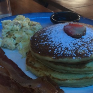 pancakes con huevo revuelto y extra de bacon