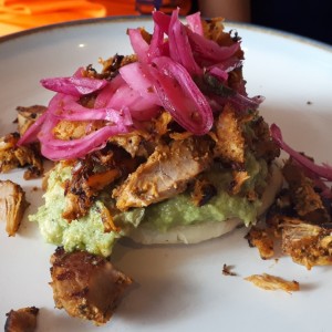 Arepa de yuca con pollo