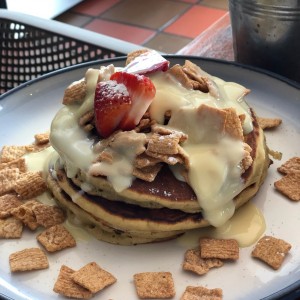 Pancakes con cini minis y leche condensada