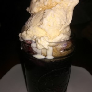 dulce caliente de blueberries con helado