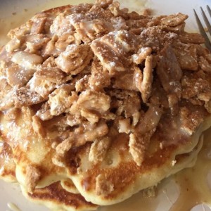 pancakes con topping de ciniminis y leche condensada