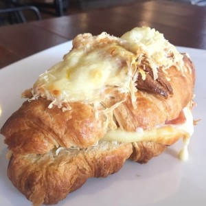 Croissant de jamon y queso