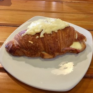 croissant con jamon y queso