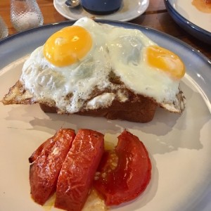 huevos sobre pan y guacamole