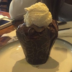 cruffin de nutella con helado (la bolita de helado cuesta $2.50 adicional al precio del postre, bien absurdo!!)