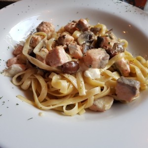 pasta con salmon y hongos