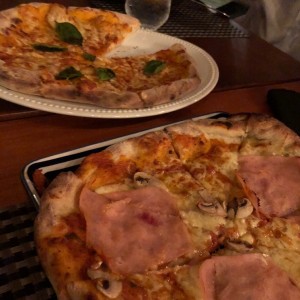 Pizza margherita y pizza de jamon con hongos 