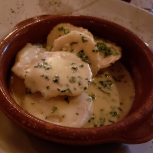 Raviolli de Ricotta en salsa blanca