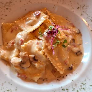 Ravioli de pollo a la boscaiola