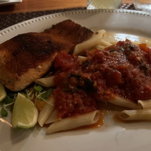 Salmon al grill con penne pomodoro