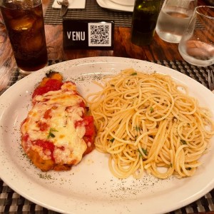 Pasta al olivo y pollo a la parmesana 