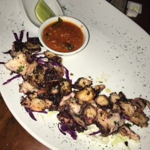 Pulpo con salsa de tomate natural