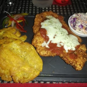 Pechuga de Pollo a la Milanesa con patacones y ensalada 