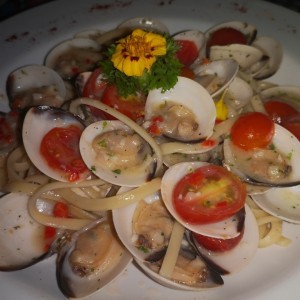 Pasta con almejas al ajillo.