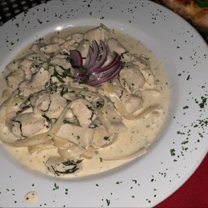 Fetuccini con pollo en salsa blanca 