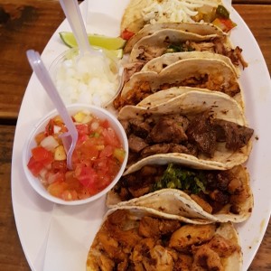 Bandeja de tacos de todos los sabores dispobibles.