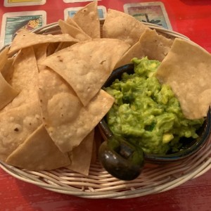 entrada: totopos con Guacamole 