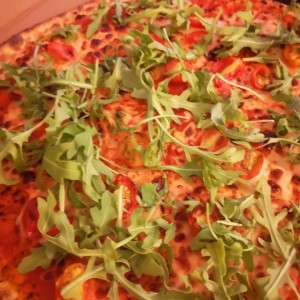 Pizza arugula y tomate cherry