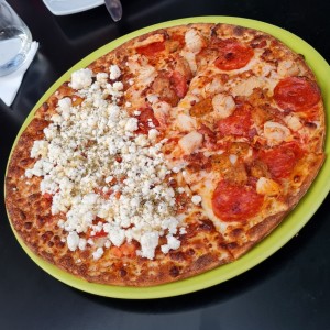 Pizzas - Cuatro carnes y queso feta con miel 