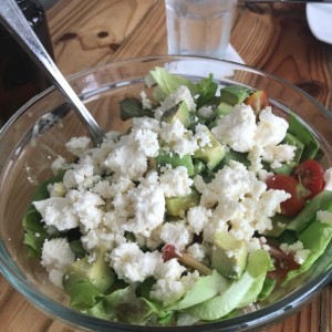 Ensalada de Aguacate con Queso Feta