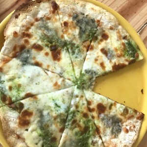 pizza cuatro quesos con pesto sin gluten