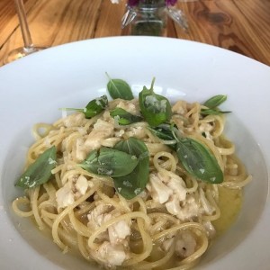 pasta al aglio , parmigiano y basilico con pollo 