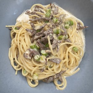 Spaghetti con Filete Angus en Salsa Blanca