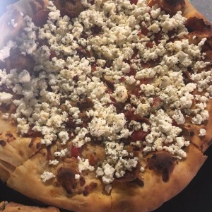 Pizza de queso feta con miel y peperoni