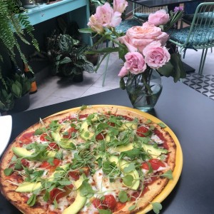 pizza rugula cherry tomato y aguacate