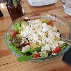 aguacate salad with maracuya dressing