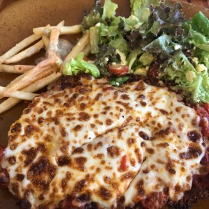 Milanesa de res con papas y ensalada de aguacate con queso feta