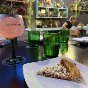 Tomate queso feta y miel y Gin botanico