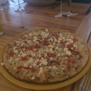 poza com queso feta tomate y oregano